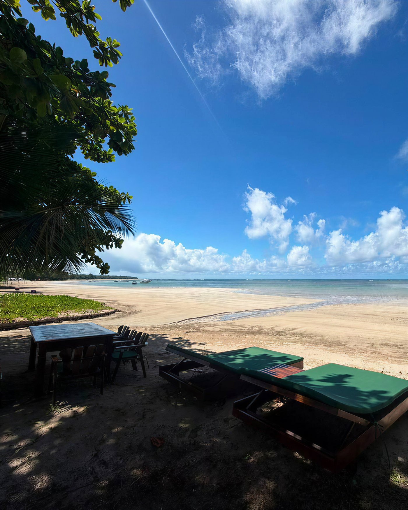 Um pé na areia só seu