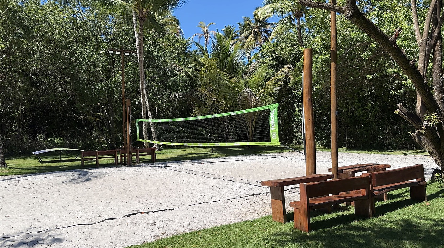 A quadra de areia privativa da Bahia Felicità, para beach tennis, à sombra dos coqueiros